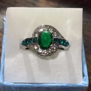Women's Emerald White Rhinestones Silver Tone Fashion Ring SIZE 7 Glam NEW